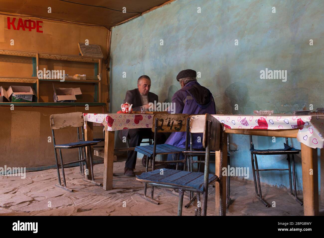 Gli uomini nel villaggio di Lahic si riuniscono nel negozio di tè per incontrare e giocare a dominos mentre beve tè e fumando sigarette in Azerbaigian Lahic. Foto Stock