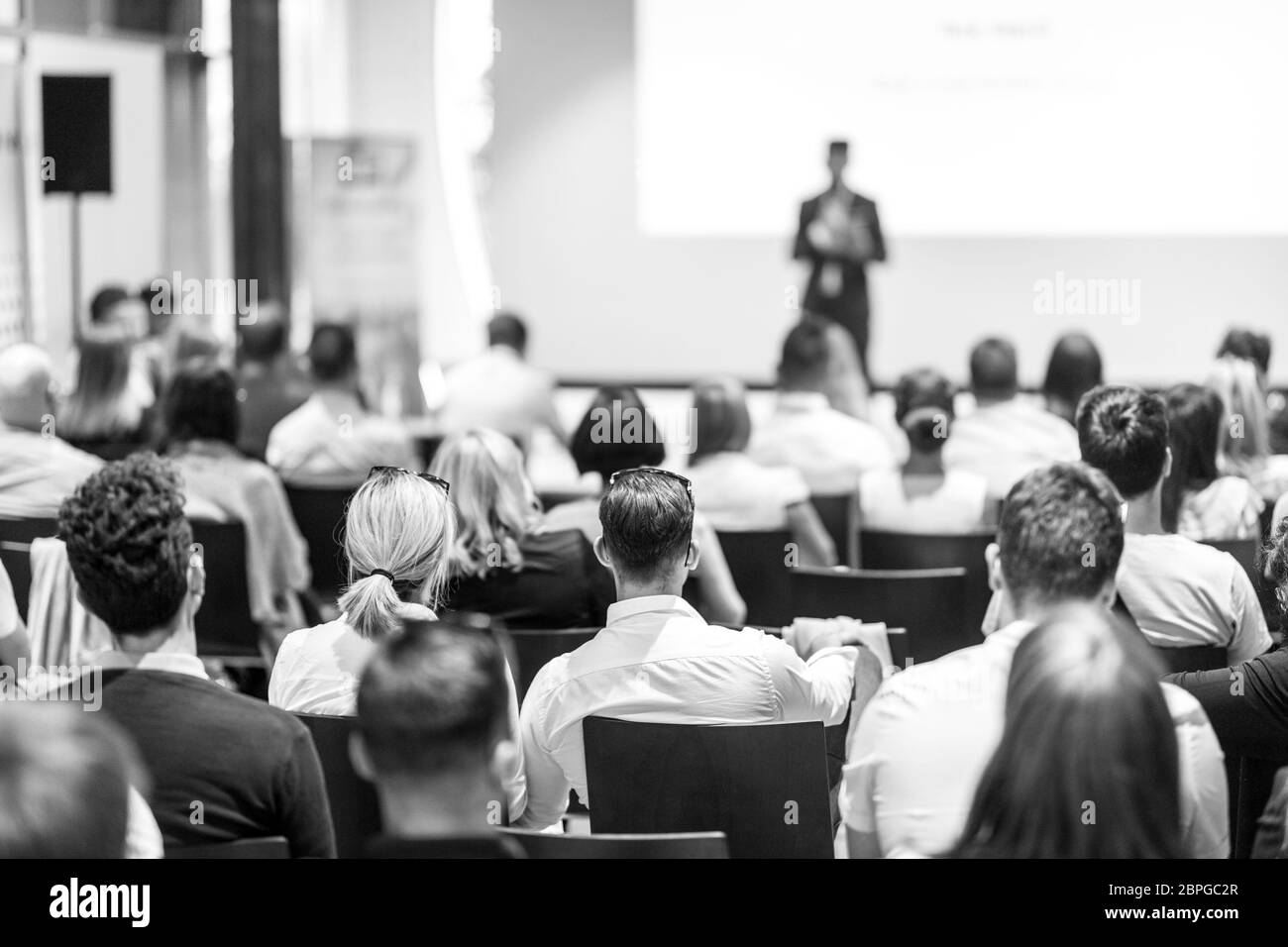 Relatore che dà un colloquio nella sala conferenze all'evento di affari. Concentrarsi su persone irriconoscibili nel pubblico. Concetto di imprenditorialità e imprenditorialità. Nero A. Foto Stock