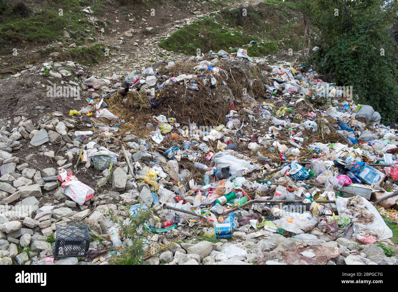 Con l'aumento dei visitatori il villaggio ha sfide per smaltire i rifiuti e spesso mucchi di rifiuti appaiono ai bordi del Lahic in Azerbaigian Foto Stock