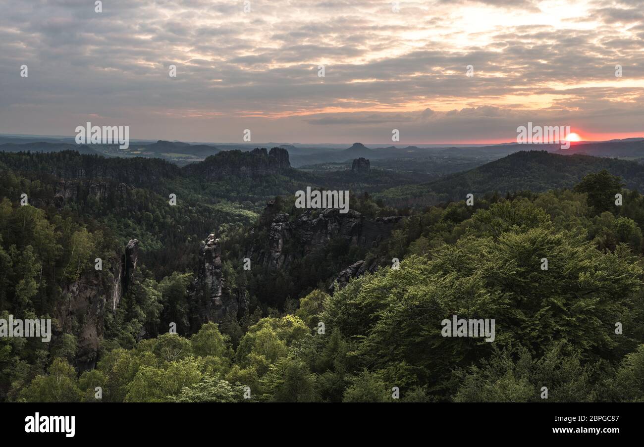 La bella svizzera sassone, tramonto, pietre di sabbia, germania, sassonia Foto Stock