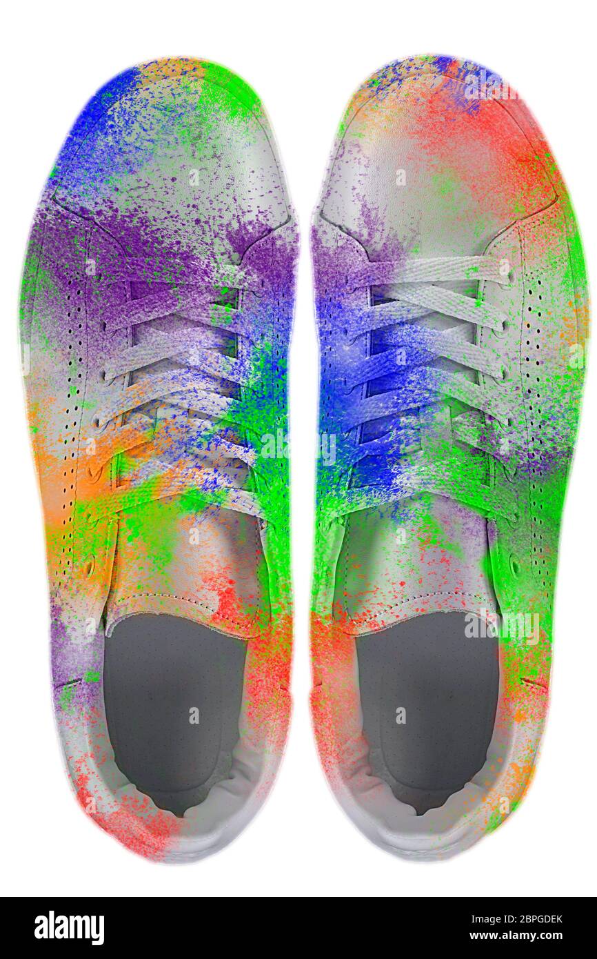 Sneakers coperto da spruzzi di vernice. Sneaker colorate su sfondo bianco.  Scarpe creative Foto stock - Alamy