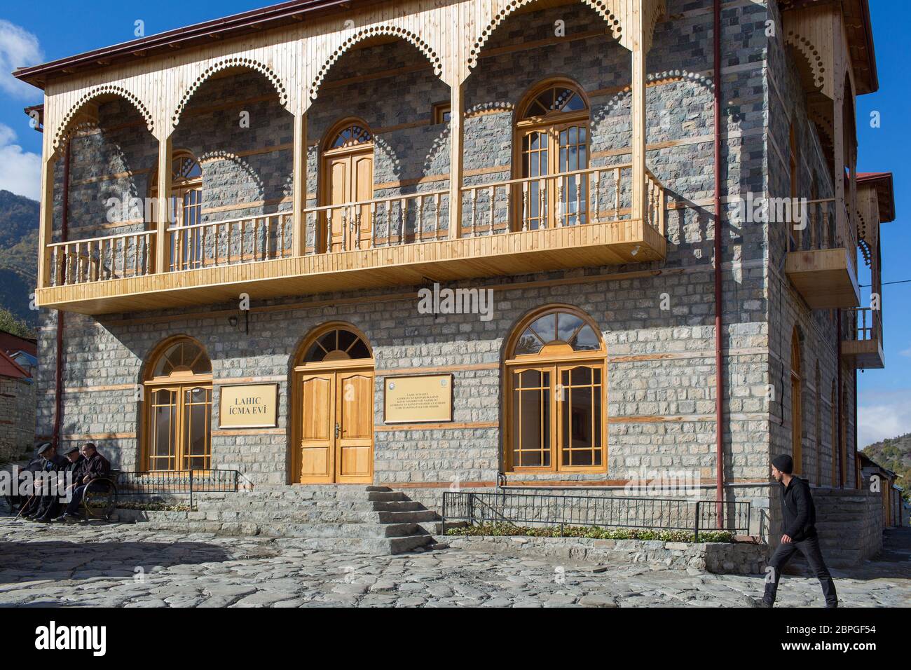 Gli uomini si riuniscono di fronte ad uno dei pochi edifici comunali nel centro di Lahic, Azerbaigian. Foto Stock