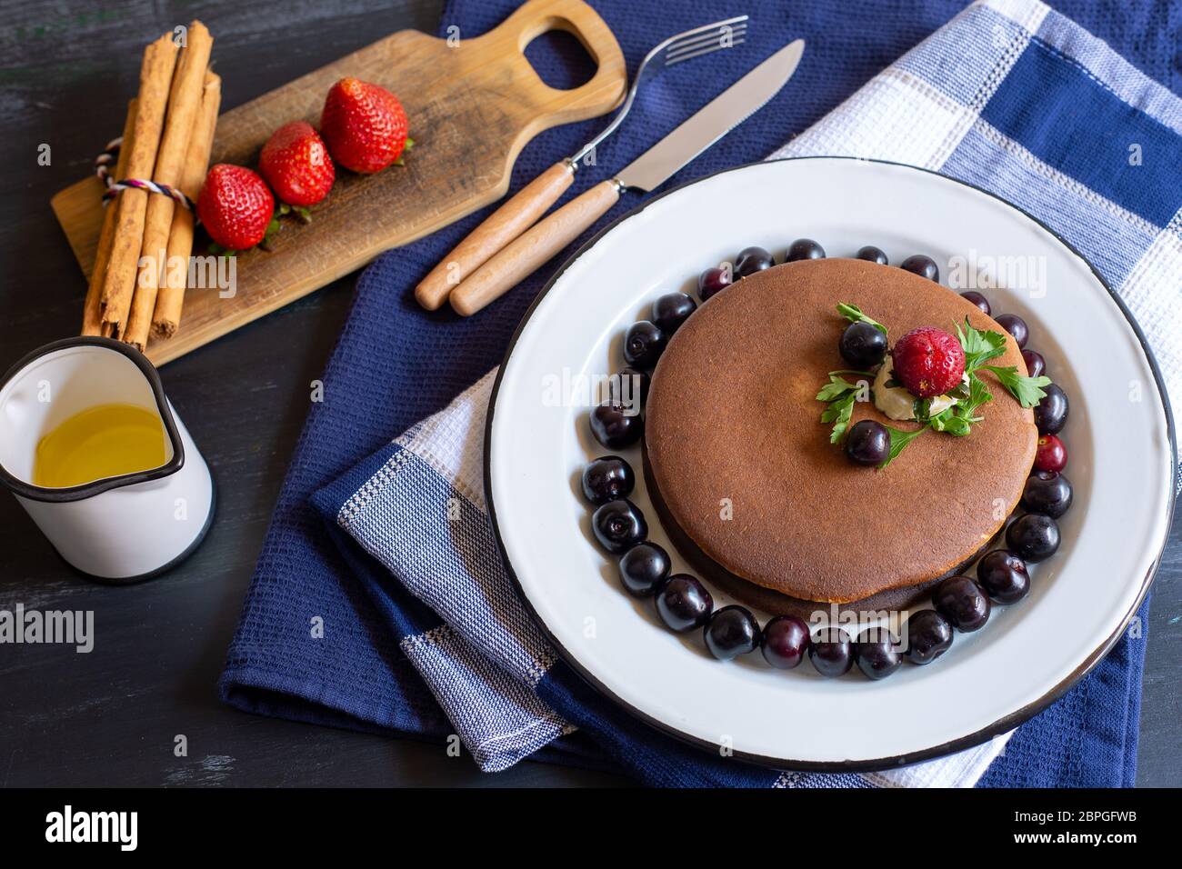 torte o pancake caldi con frutti rossi, fragole, more per colazione, vista dall'alto, orizzontale Foto Stock
