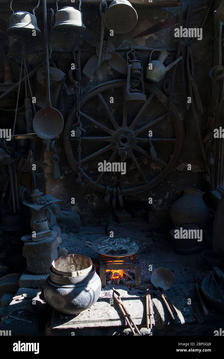 La lavorazione e la battitura del rame è stata una tradizione e un mezzo per fare una vita per molte generazioni nel piccolo villaggio di Lahic in Azerbaigian Foto Stock