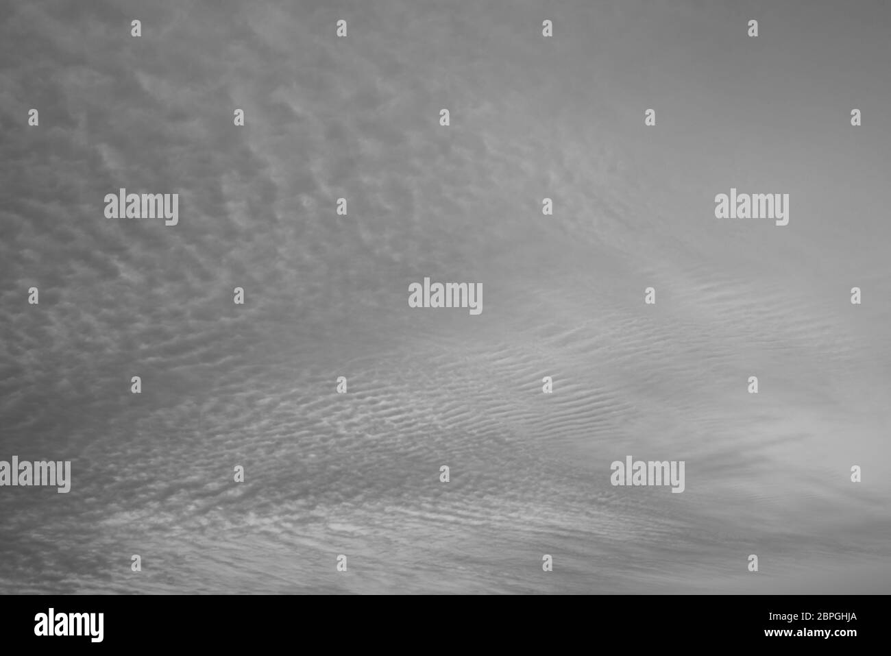 Immagine in bianco e nero di nuvole d'onda (Altocumulus) nel cielo Foto Stock