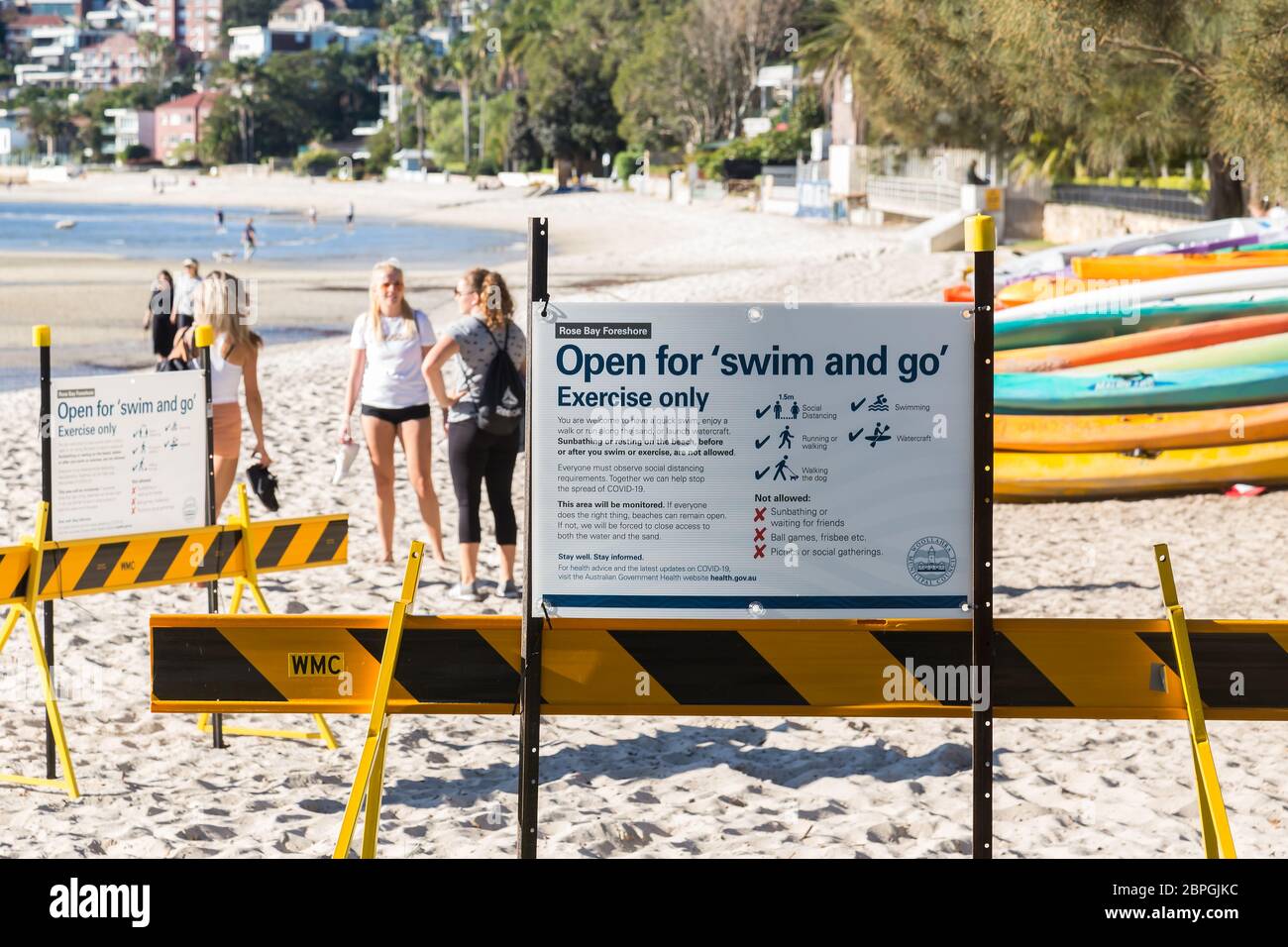 Sydney, Australia. Martedì 19 maggio 2020. Cartello segnaletico Rose Bay Foreshore Beach Covid 19 nei sobborghi orientali di Sydney, Rose Bay Beach. Le restrizioni di Coronavius sono state attenuate, ma le spiagge sono aperte solo per nuotare e andare e fare esercizio. Non è consentito prendere il sole o riposarsi sulla spiaggia, prima o dopo una nuotata o un esercizio fisico. Credit Paul Lovelace/Alamy Live News Foto Stock