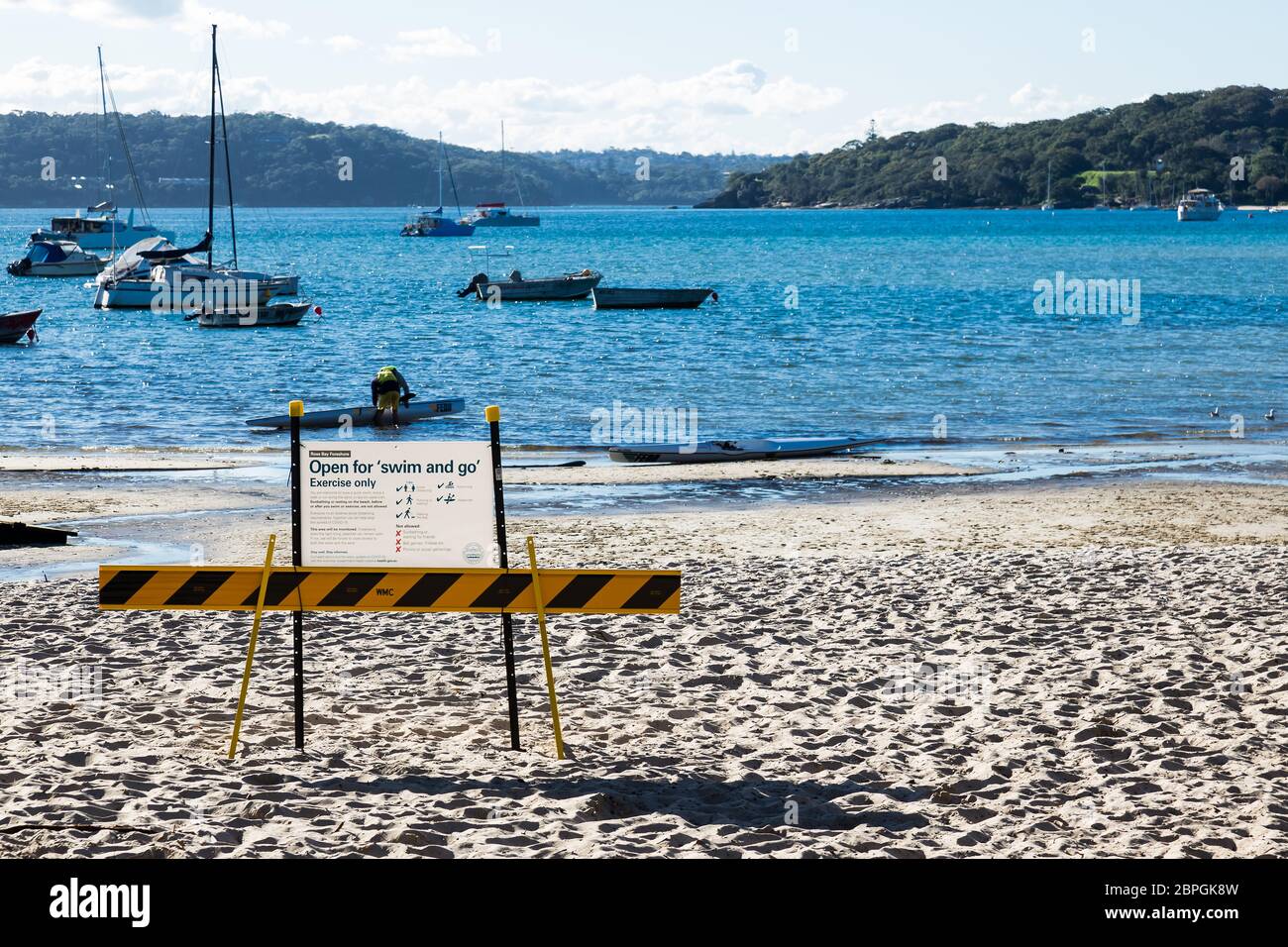 Sydney, Australia. Martedì 19 maggio 2020. Cartello segnaletico Rose Bay Foreshore Beach Covid 19 nei sobborghi orientali di Sydney, Rose Bay Beach. Le restrizioni di Coronavius sono state attenuate, ma le spiagge sono aperte solo per nuotare e andare e fare esercizio. Non è consentito prendere il sole o riposarsi sulla spiaggia, prima o dopo una nuotata o un esercizio fisico. Credit Paul Lovelace/Alamy Live News Foto Stock