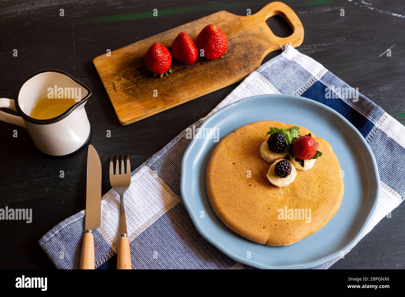 torte o pancake caldi con frutti rossi, fragole, more per colazione, vista dall'alto, orizzontale Foto Stock