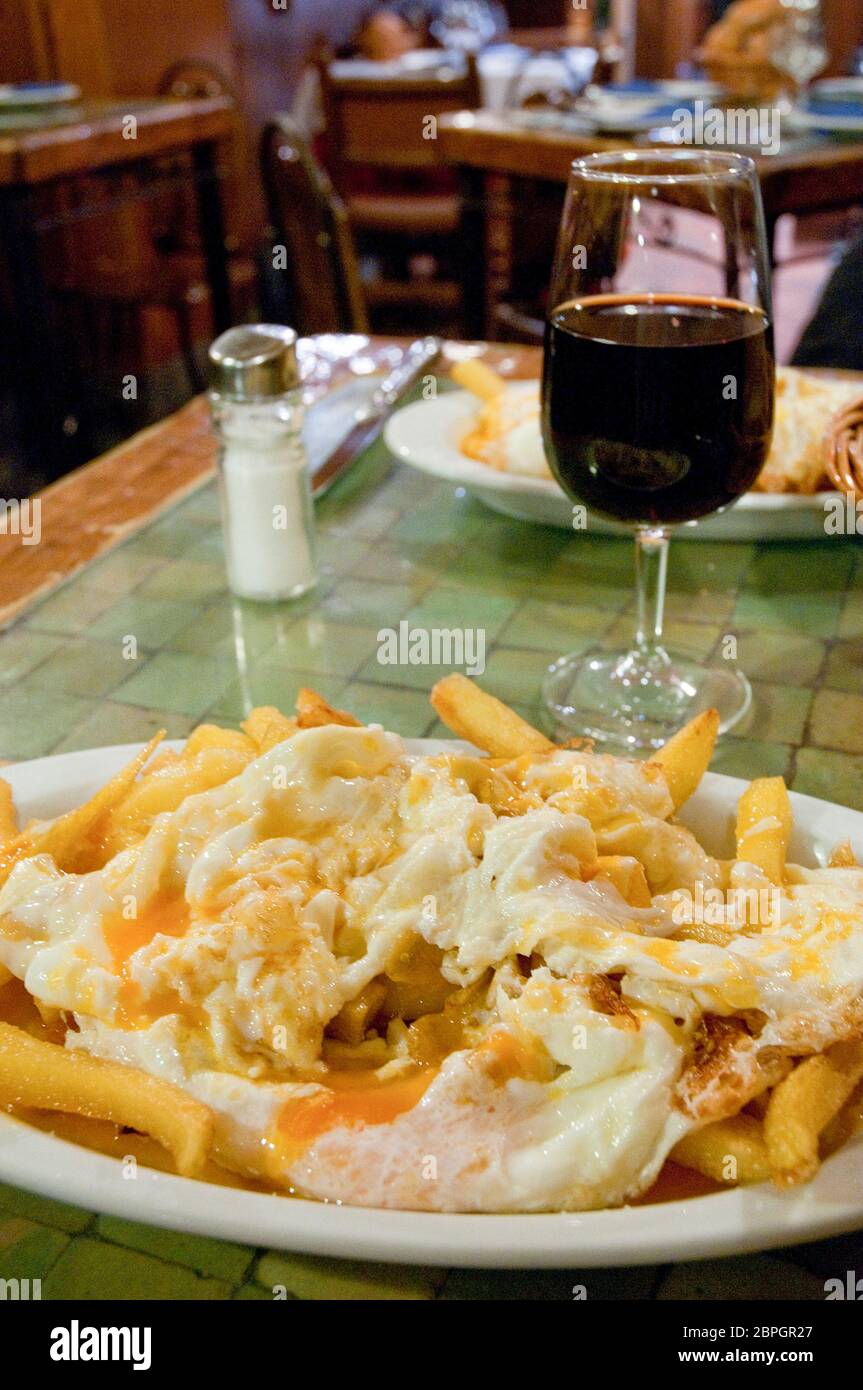 Uova fritte tipiche con patate. Madrid, Spagna. Foto Stock