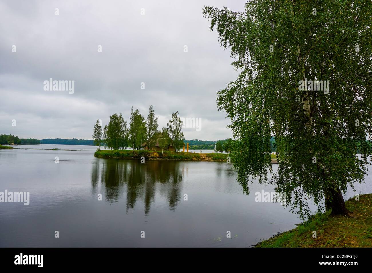 Fiume Daugava vicino Koknese. Isola con sauna nel fiume Daugava. Paesaggio con la betulla a costa Daugava. Classico paesaggio lettone. Il lettone countrysid Foto Stock