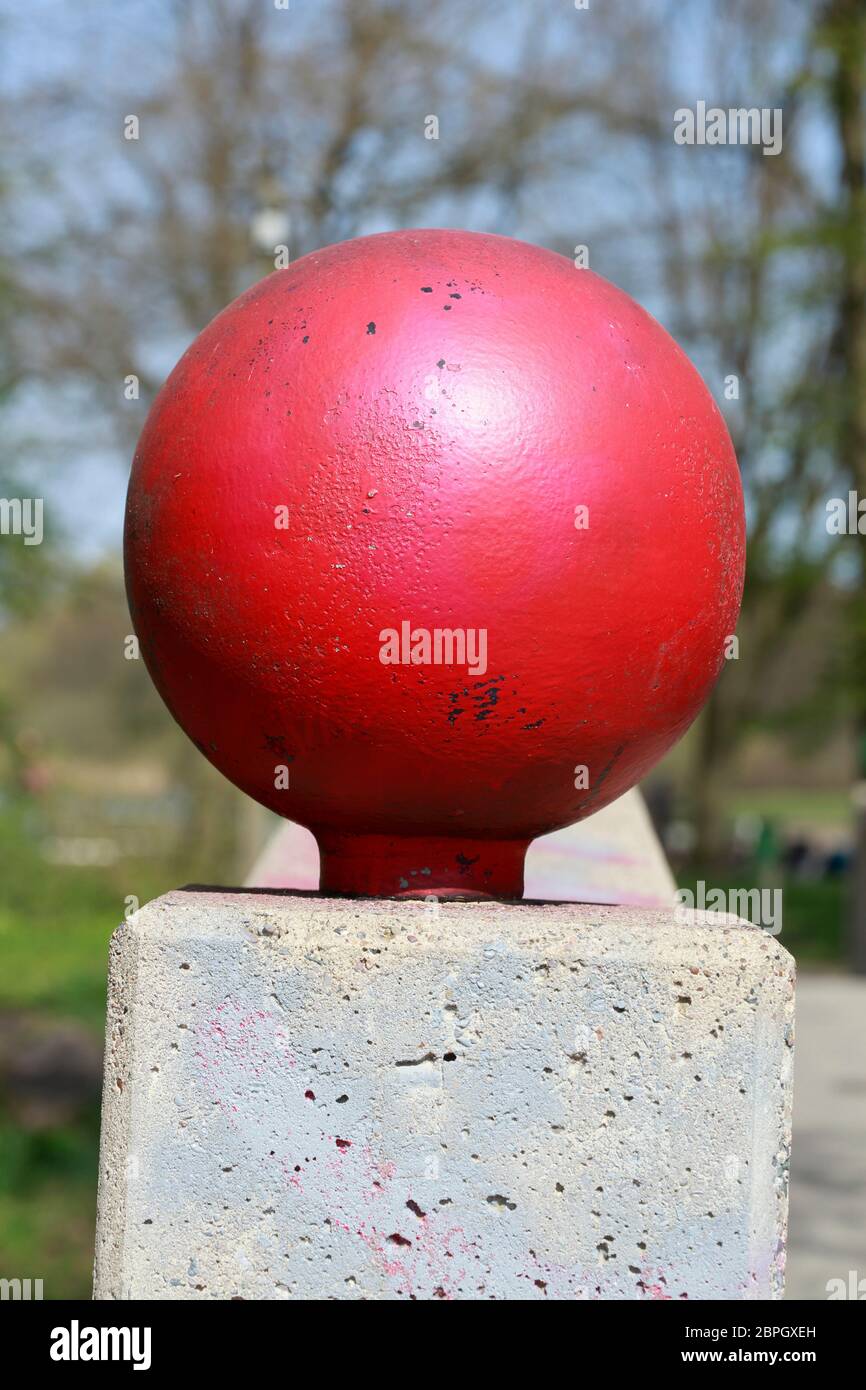 Sfera di pietra rossa su una ringhiera di ponte, Germania, Europa Foto Stock