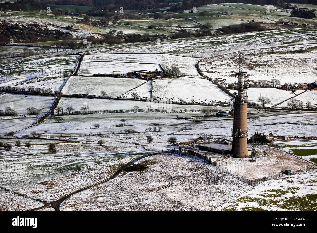 Vista aerea della torre BT comune di Sutton nella neve Foto Stock