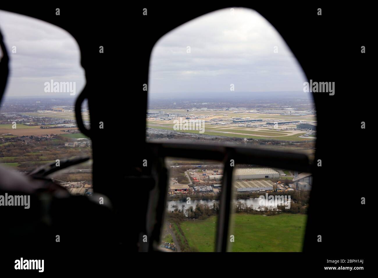 Vista all'interno dell'elicottero verso l'aeroporto di Heathrow Foto Stock