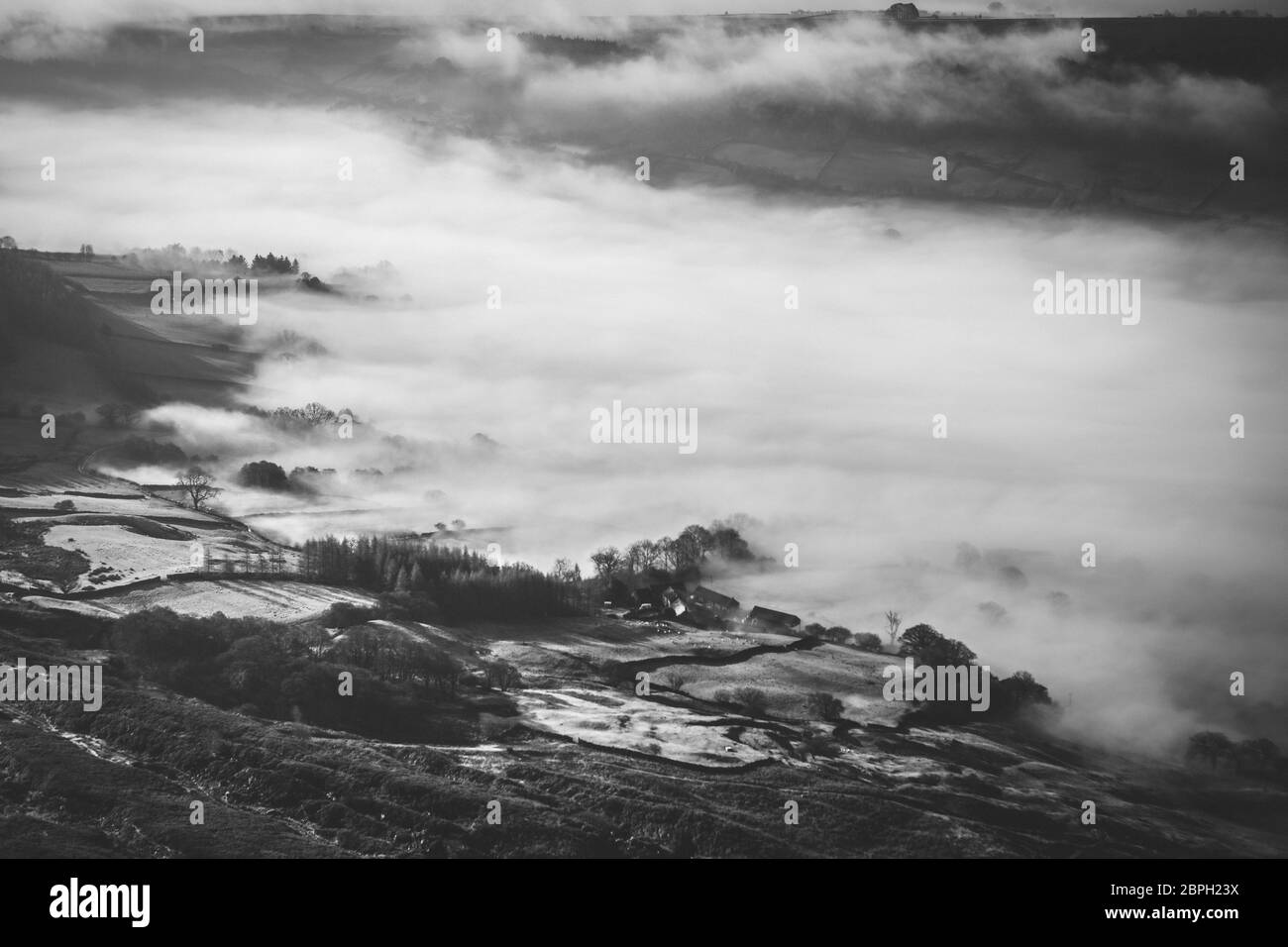 Vista aerea in bianco e nero di una nuvolosa Yorkshire Moors Foto Stock