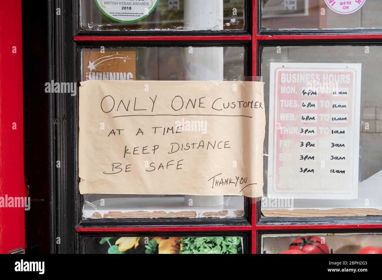 Avviso per il cliente presso un negozio all'ingresso durante la pandemia di Covid-19, Market Harborough, Leicestershire, Inghilterra. Foto Stock
