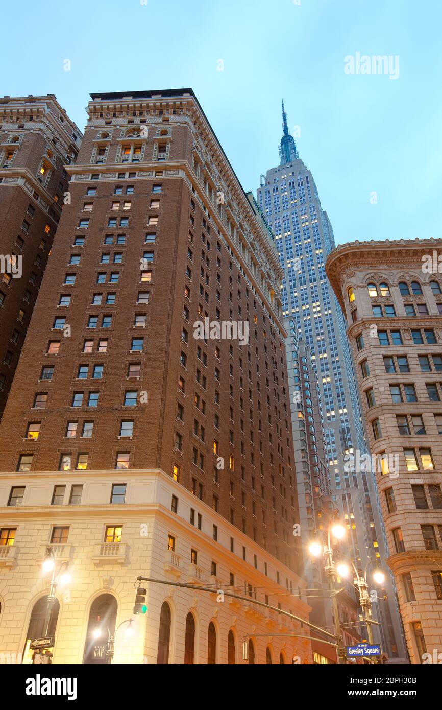 Midtown, Manhattan, New York City, NY, Stati Uniti - Empire state Building da edifici da Greeley Square. Foto Stock