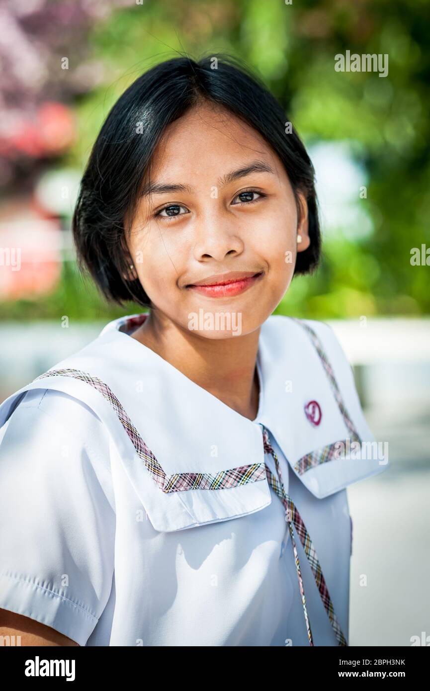 Una bella ragazza filippina si pone in un parco a Angeles City, Filippine  Foto stock - Alamy
