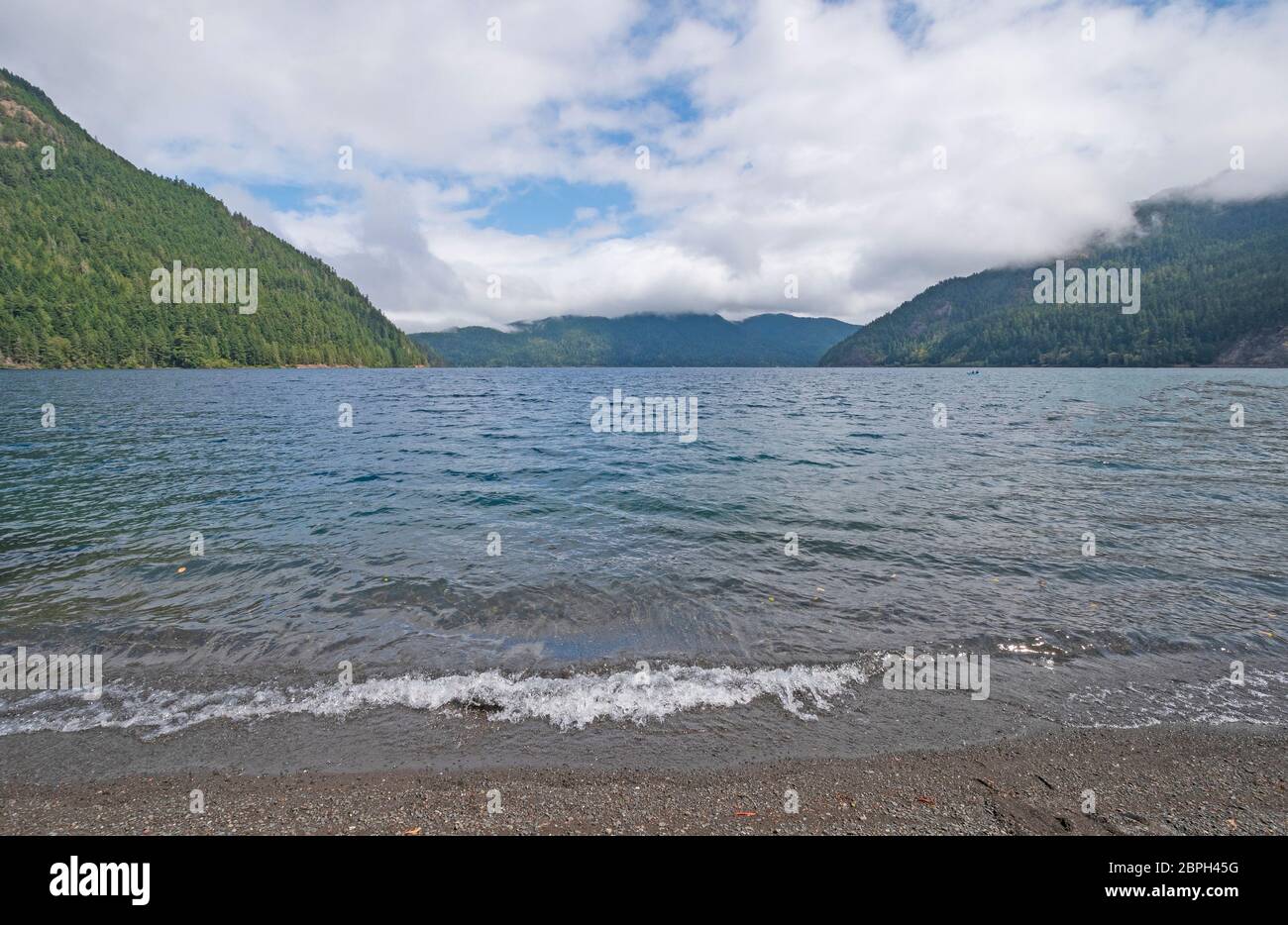 Onde che colpiscono la riva in una giornata ventosa su un lago alpino Crescent nel Parco Nazionale Olimpico di Washington Foto Stock