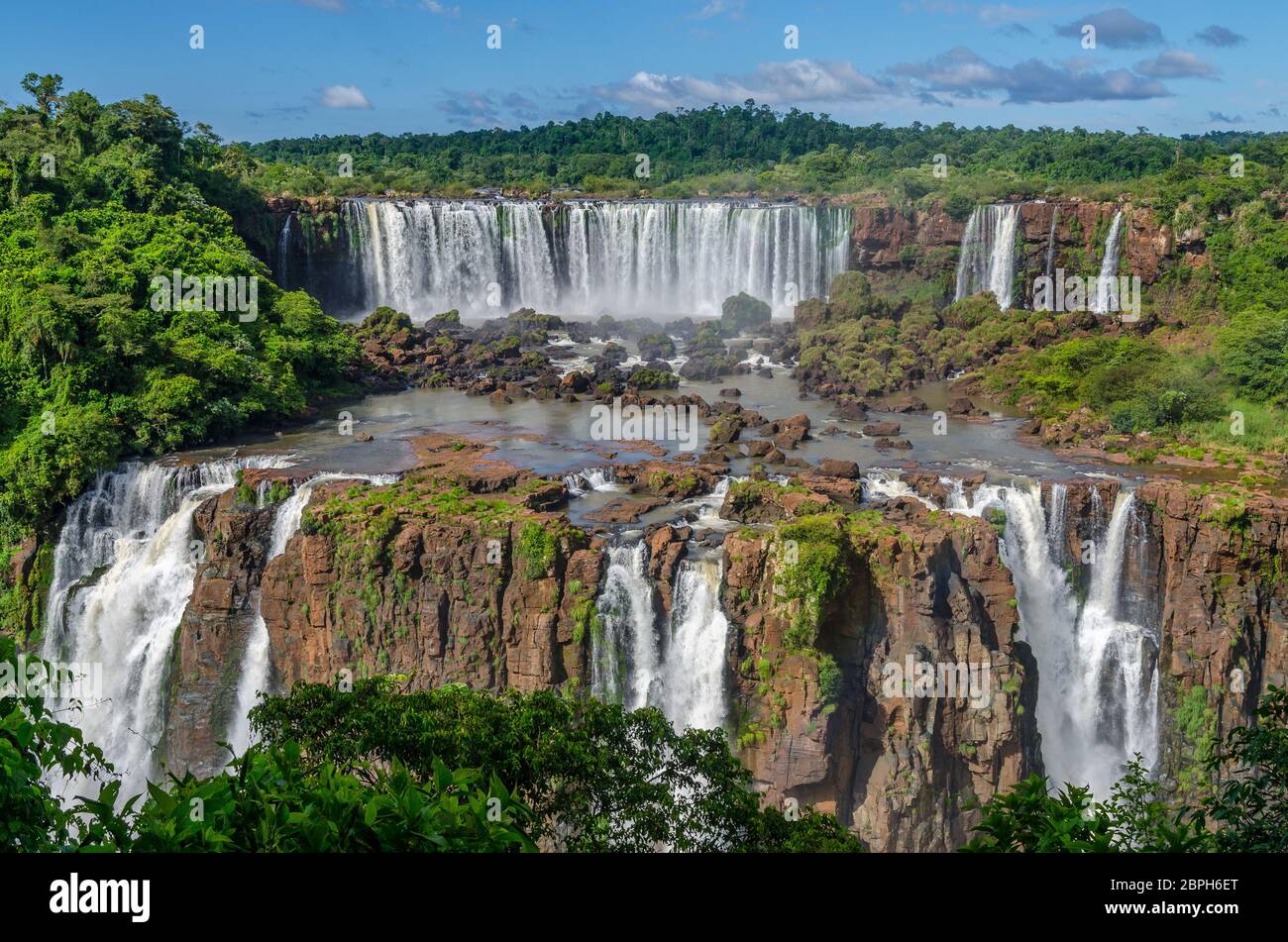 Le attrazioni mozzafiato delle cascate di Iguazu sono l'elicottero e i sentieri in argentina e brasile in una giornata di sole Foto Stock