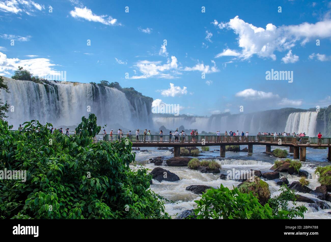 Le attrazioni mozzafiato delle cascate di Iguazu sono l'elicottero e i sentieri in argentina e brasile in una giornata di sole Foto Stock