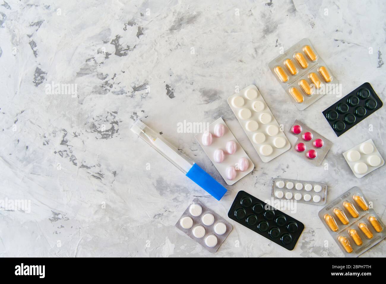 Pillole capsule medicina salute su sfondo chiaro, vista dall'alto Foto Stock