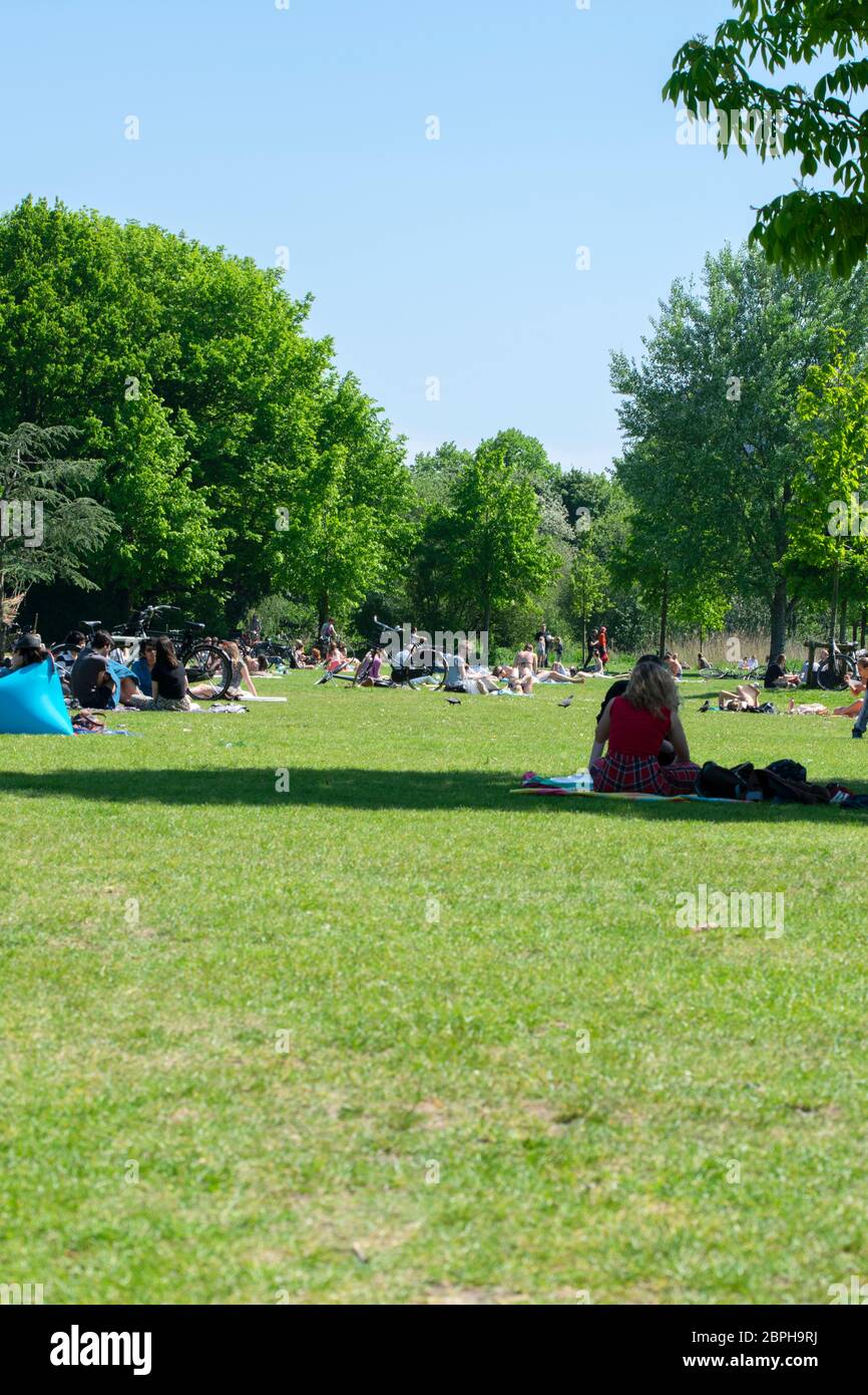 A molte persone al Frankendeelpark Amsterdam Olanda 2020 Foto Stock