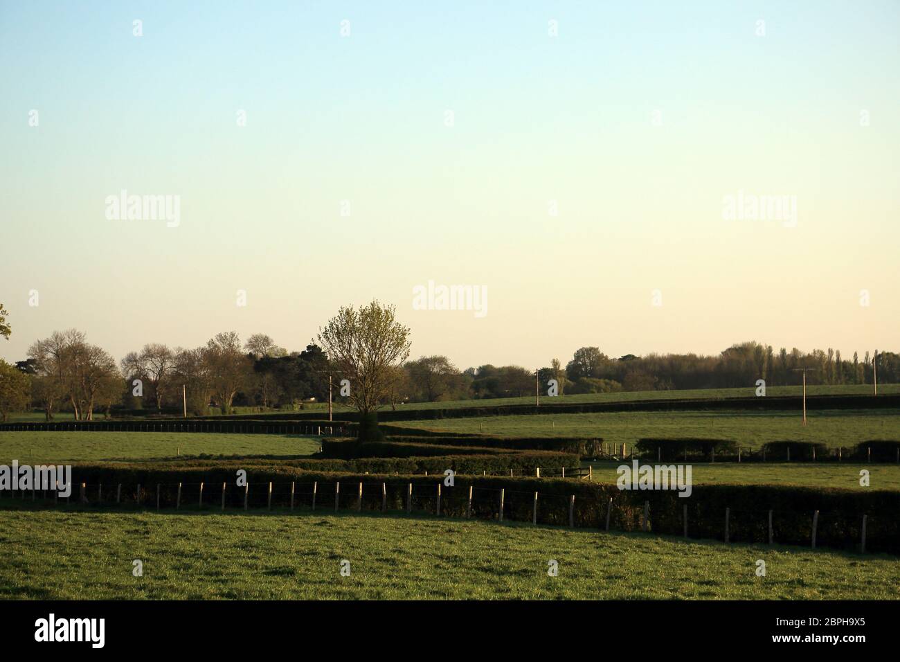 Vista verso Brabourne Lees attraverso i campi e la campagna vicino Ashford a Kent, Inghilterra Foto Stock