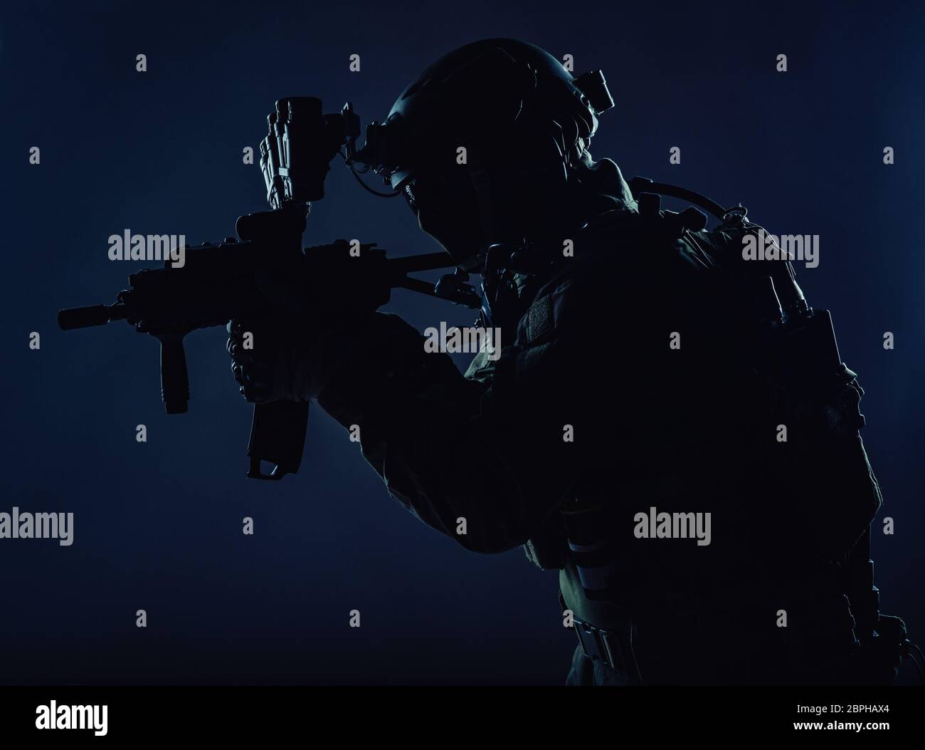 Army special operations squad soldato, di polizia contro il terrorismo assault membro del team, il servizio di sicurezza rifleman in maschera, casco con cuffia e di notte Foto Stock