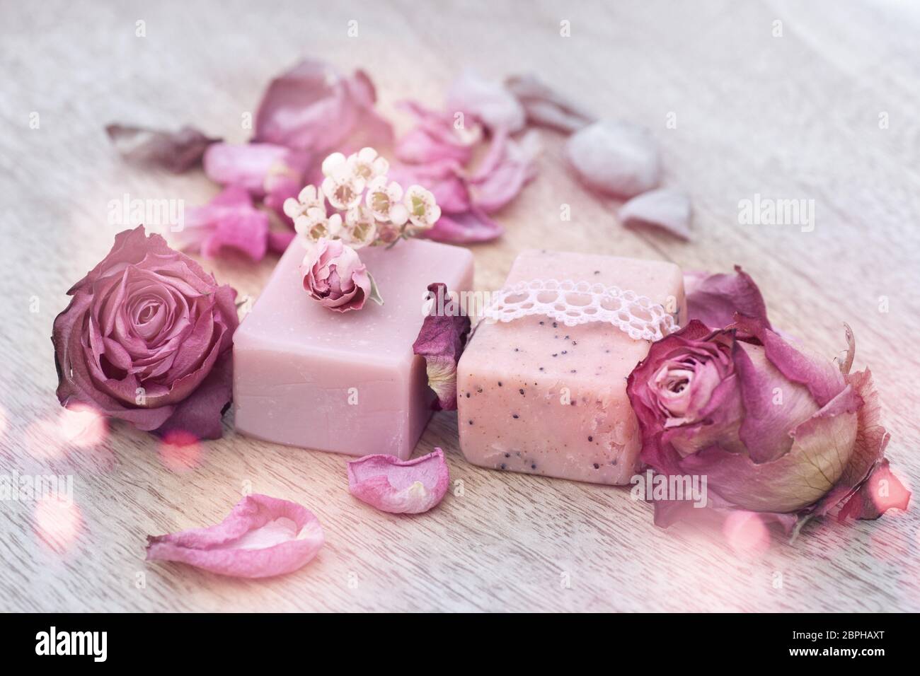 Ancora vita con sapone naturale e rose viola per la cura della bellezza Foto Stock