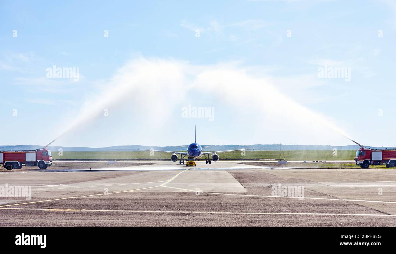 Procedura di saluto dell'acqua in aereo all'Aeroporto Internazionale di Chisinau. Giornata dell'aviazione in Moldova Foto Stock