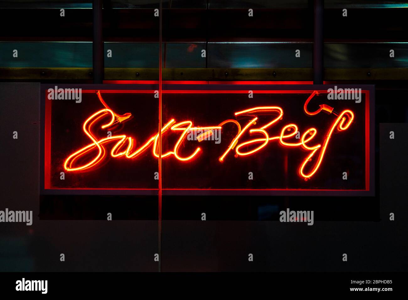 Cartello rosso al neon 'Salt Beef' al Birleys Salt Beef Bar a Canary Wharf, Londra, Regno Unito Foto Stock