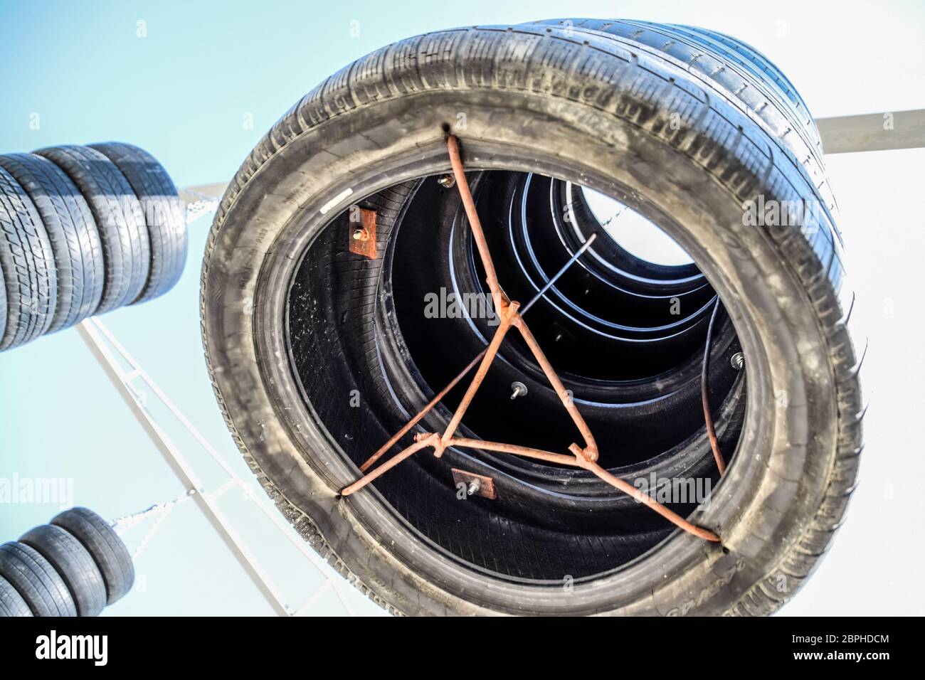 Sacchetto da punzonatura fatto in casa con pneumatici di vecchia automobile  fissato con rinforzo di acciaio. Sacchetto da punzonatura Foto stock - Alamy