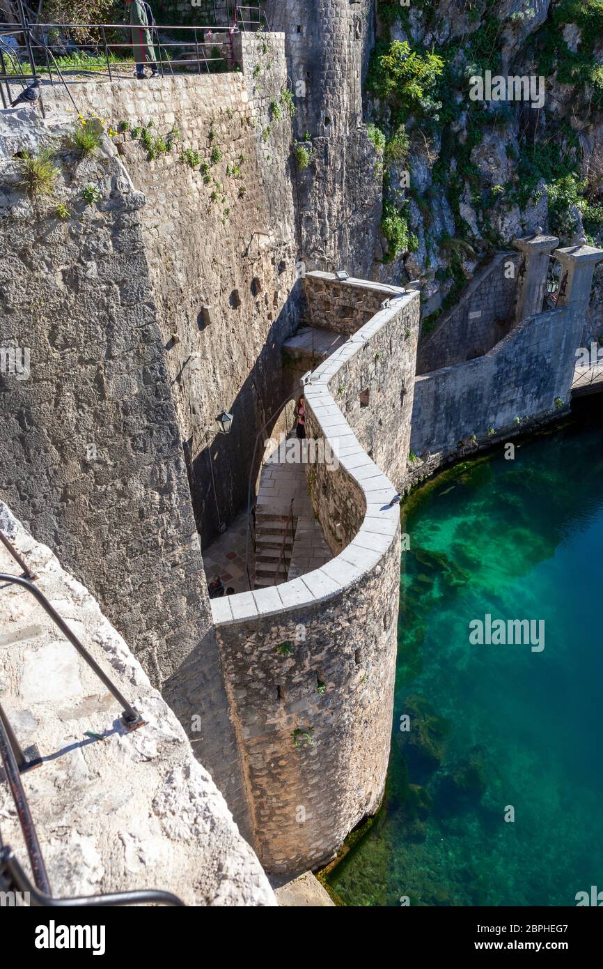 Antica parete della Fortezza di Cattaro sul versante montano di Cattaro, 02 gennaio 2020, Montenegro Foto Stock