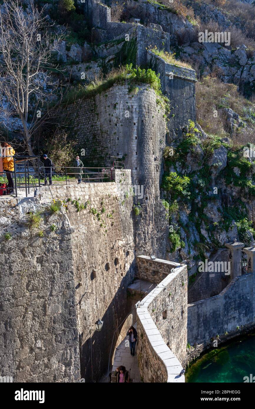 Antica parete della Fortezza di Cattaro sul versante montano di Cattaro, 02 gennaio 2020, Montenegro Foto Stock