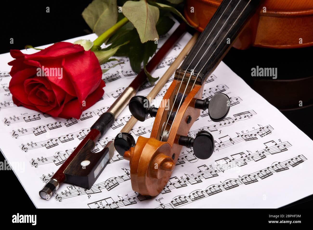 musica classica retrò con violino, strumentazione su carta da note di  vecchia musica con fiore rosa rosso su sfondo legno di quercia. musica  classica rom Foto stock - Alamy