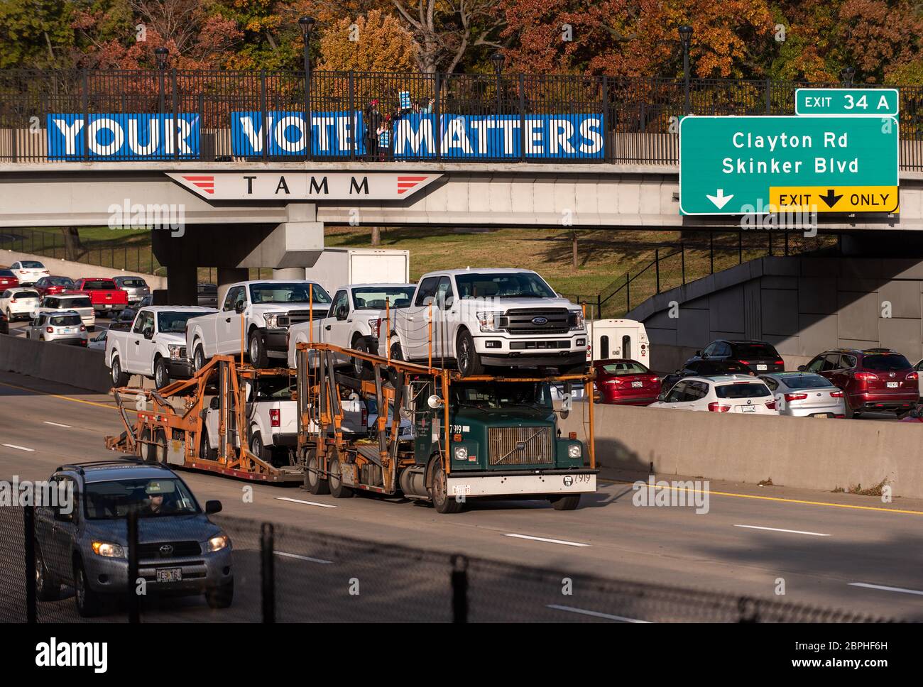 Il vostro voto conta attivisti dimostrare con segnali che chiedono agli elettori di partecipare alle elezioni di medio termine del 2018 a St. Louis Missouri USA Foto Stock