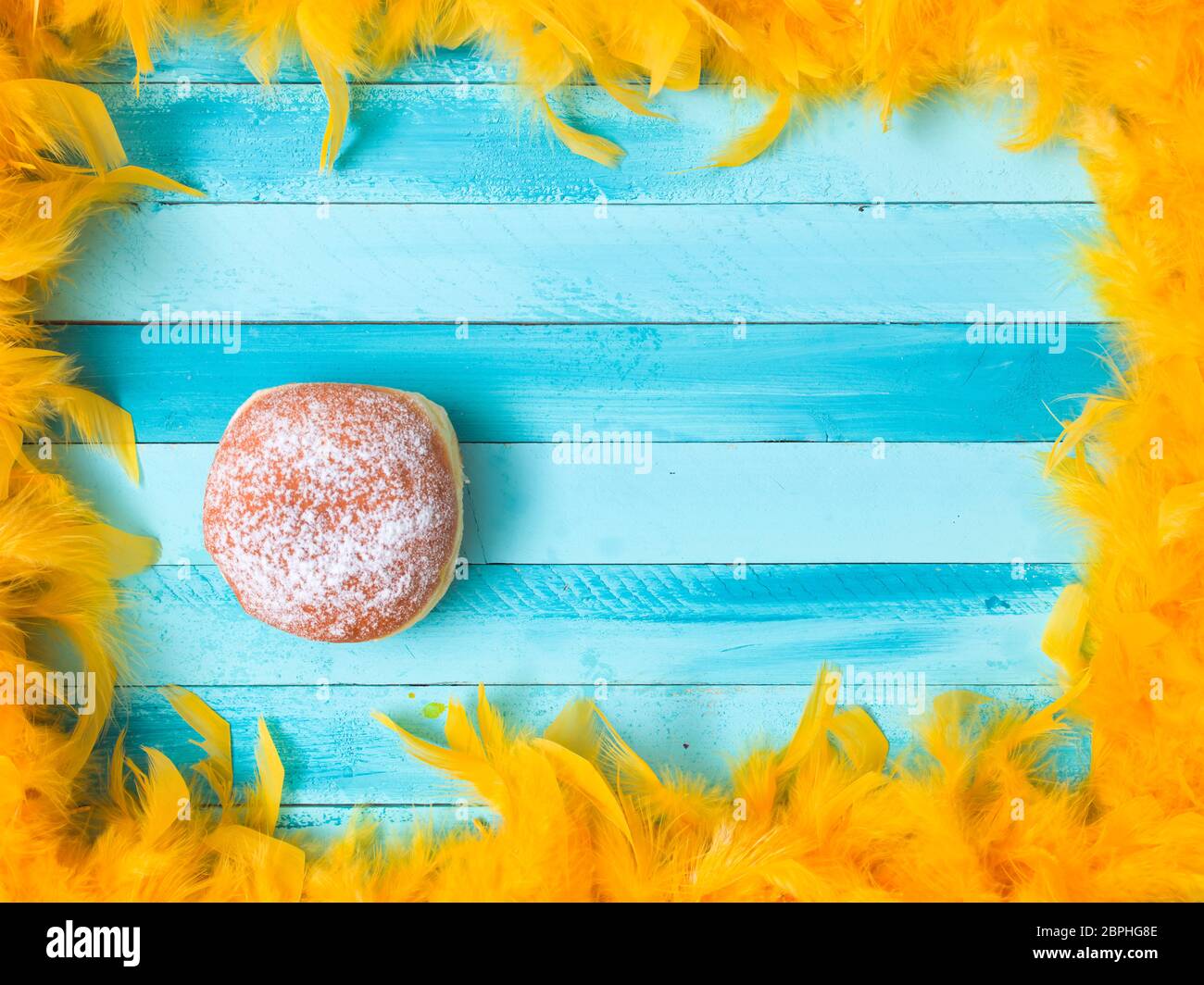 Bella Blu di carnevale con sfondo giallo piume Foto Stock