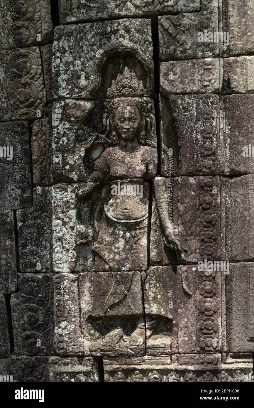 Statua di donna coronata nel muro di pietra Foto Stock