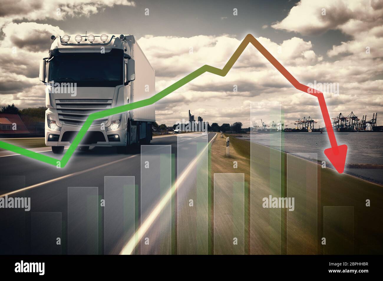 Camion di grandi dimensioni davanti a un porto container, con grafica che simboleggia il declino delle esportazioni. Germania Foto Stock
