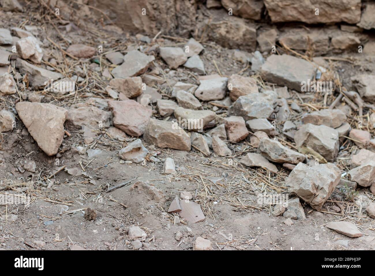 alcune pietre rotte erano cadute a terra dalle antiche mura. foto è stata scattata a izmir/turchia. Foto Stock