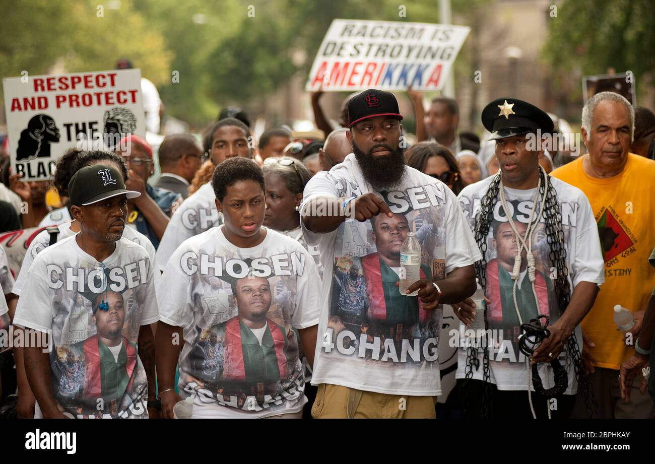 Il momento del silenzio segna un anno di morte di Michael Brown Jr Foto Stock