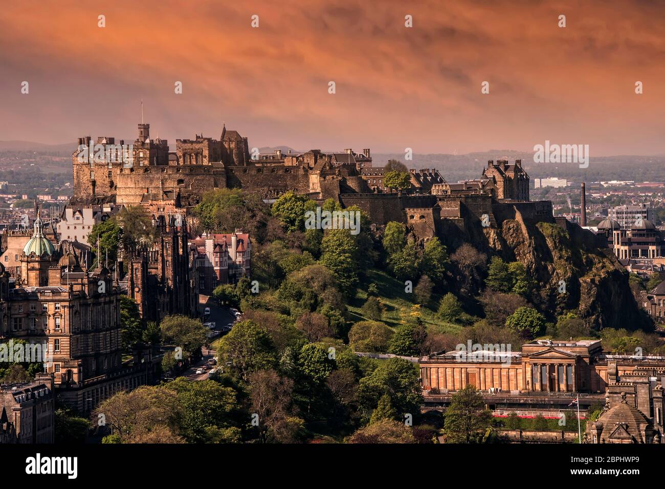 Castello di Edimburgo, una fortezza storica che domina la città di Edimburgo, la capitale della Scozia, dalla sua posizione sulla roccia del Castello. Foto Stock
