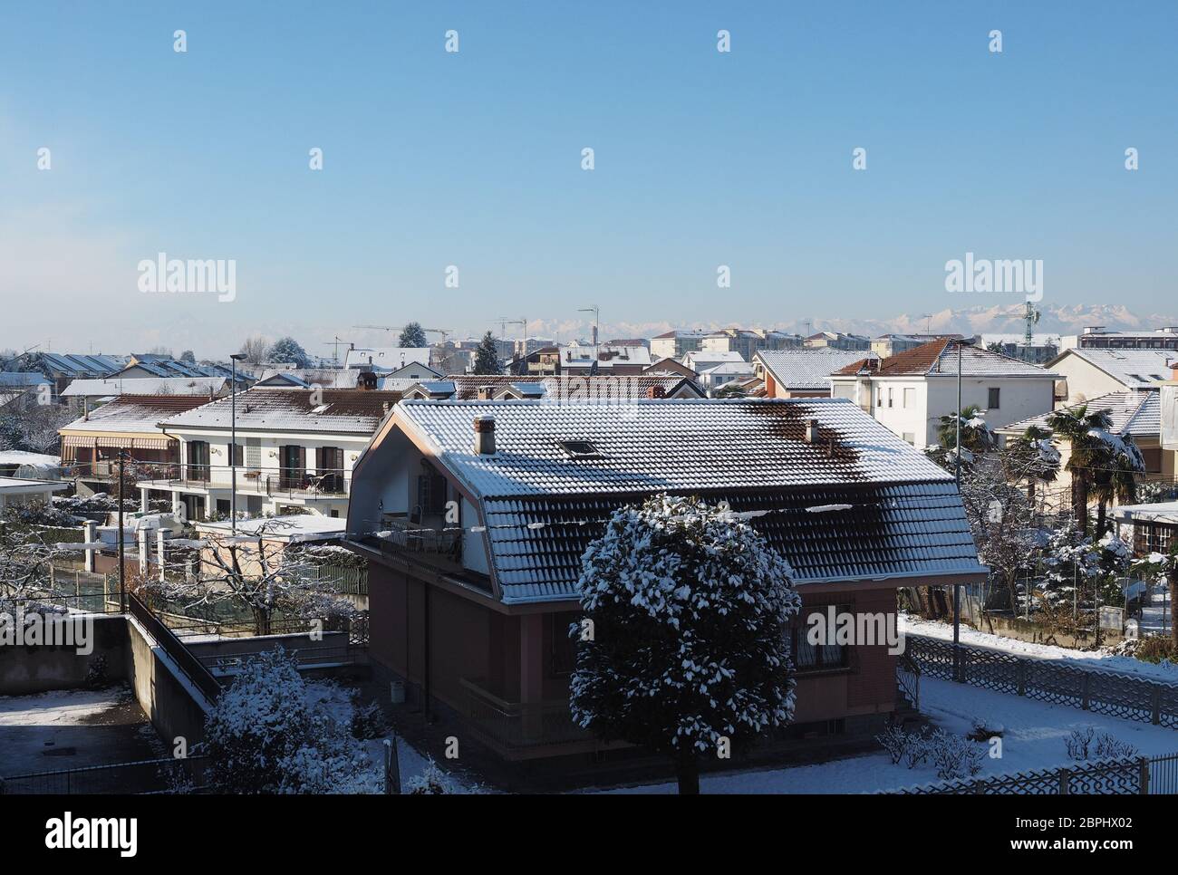 Veduta aerea della città di Settimo Torinese, Italia con neve Foto Stock