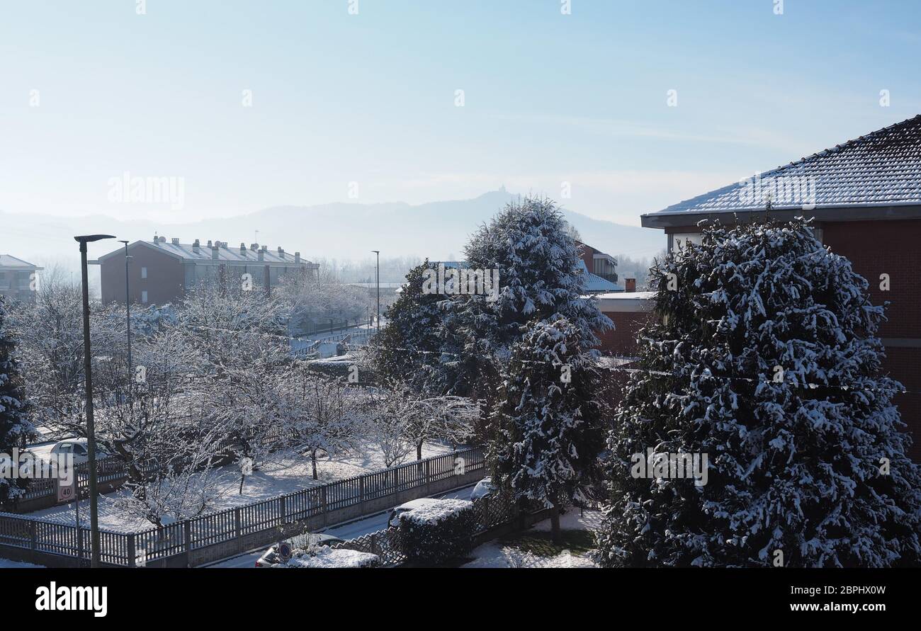 Veduta aerea della città di Settimo Torinese, Italia con neve Foto Stock