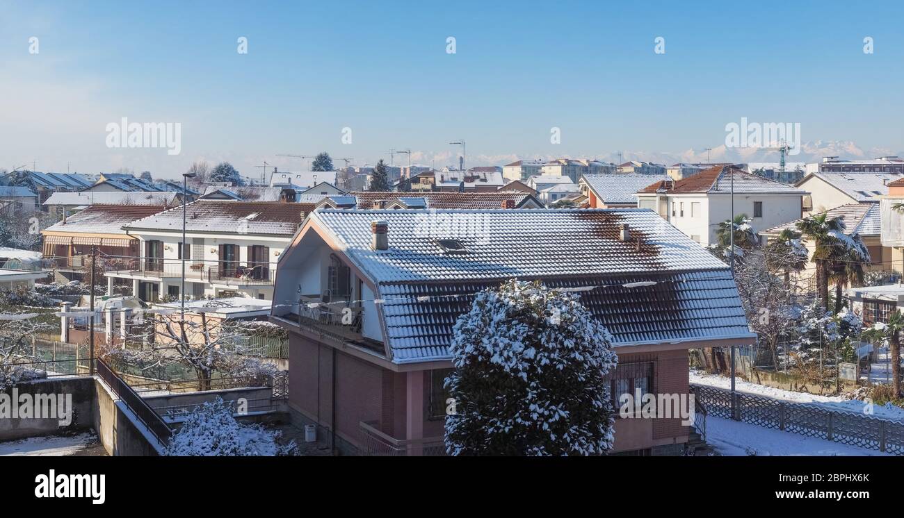 Ampia vista panoramica vista aerea della città di Settimo Torinese, Italia con la neve Foto Stock
