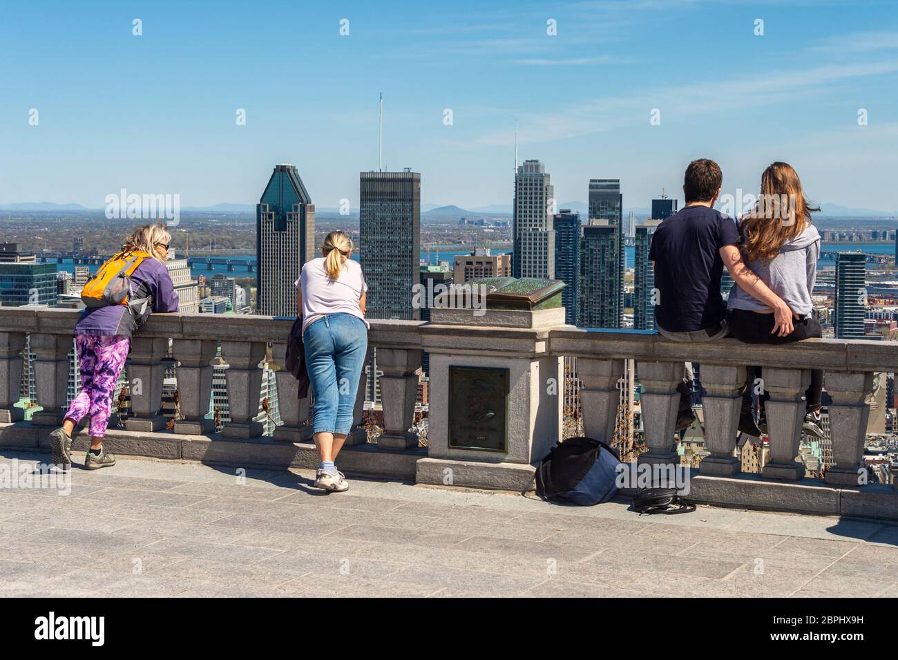 Montreal, CA - 18 maggio 2020: Turisti che guardano lo skyline di Montreal e che godono di una calda giornata di primavera al Belvedere Kondiaronk. Foto Stock