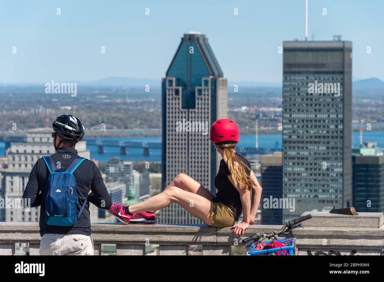 Montreal, CA - 18 maggio 2020: Turisti che guardano lo skyline di Montreal e che godono di una calda giornata di primavera al Belvedere Kondiaronk. Foto Stock