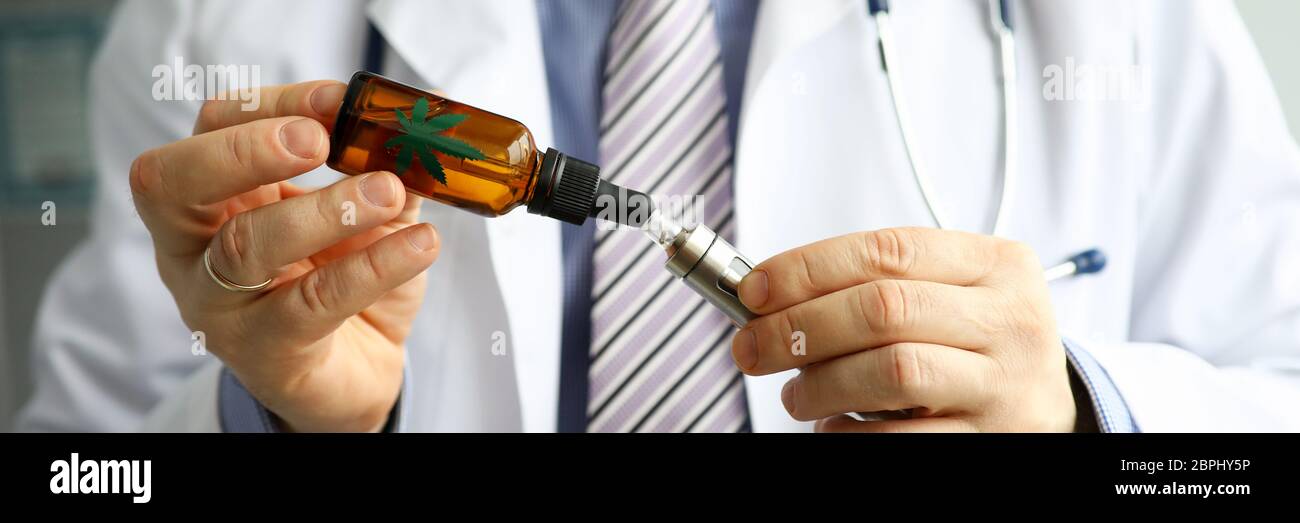 Riempie la sigaretta elettronica con olio cannabinoide Foto Stock