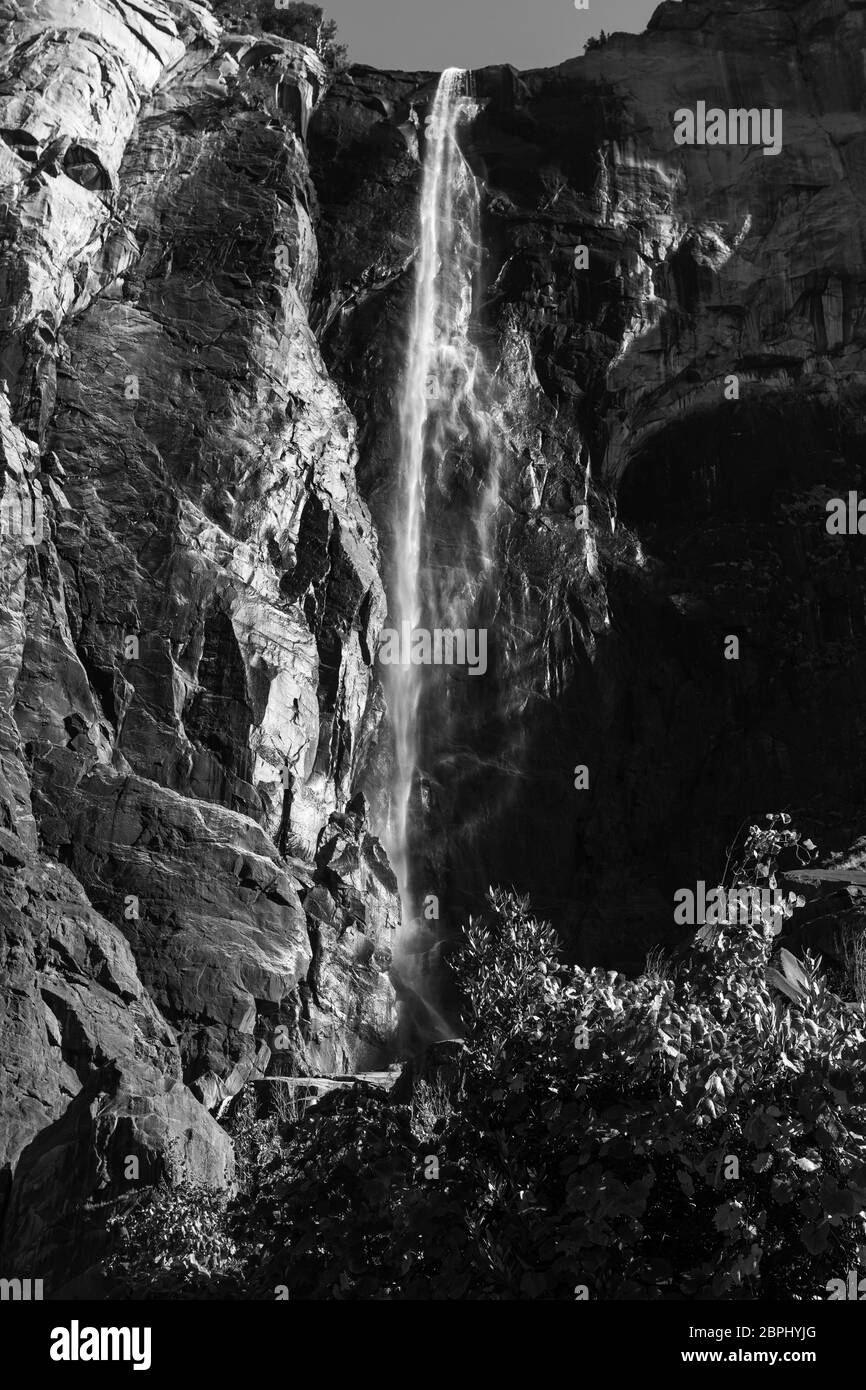 Vista della cascata Bridalveil vista dal basso nel Parco Nazionale di Yosemite, California, USA Foto Stock