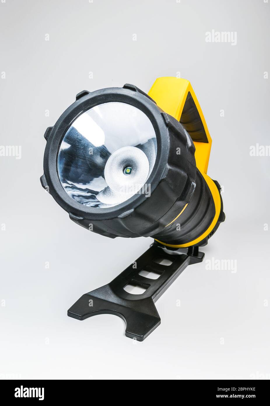 grande torcia gialla portatile con angolo regolabile isolato su sfondo bianco. Foto Stock